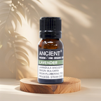 Flacon d'huile essentielle de lavande bio Ancient Wisdom sur fond blanc